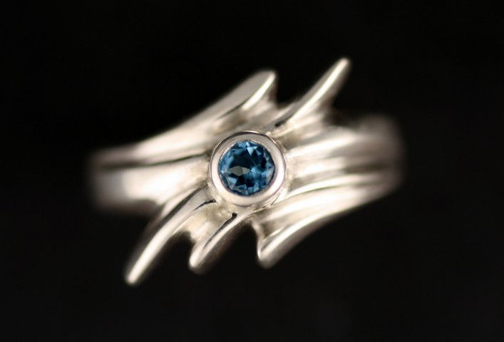 Click to view detail for MB-R4H Ring, Sunburst with Topaz $180
